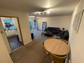 Spacious 2-Bedroom Flat Near Surbiton Station